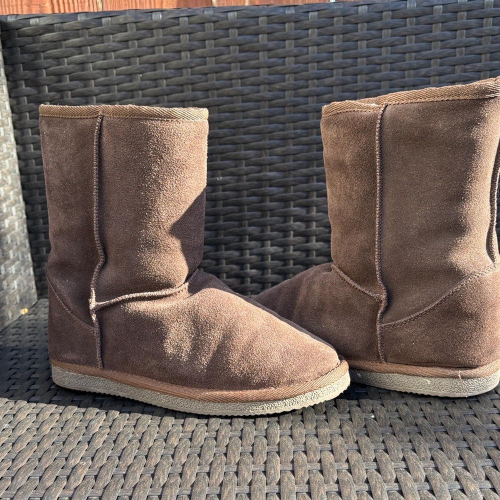 Alpine Design White Shearling-Lined Boot with Brown Trim